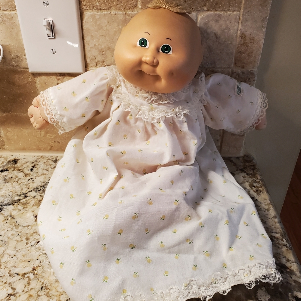 VINTAGE ORIGINAL CABBAGE PATCH DOLL SIGNED VERY GOOD CONDITION